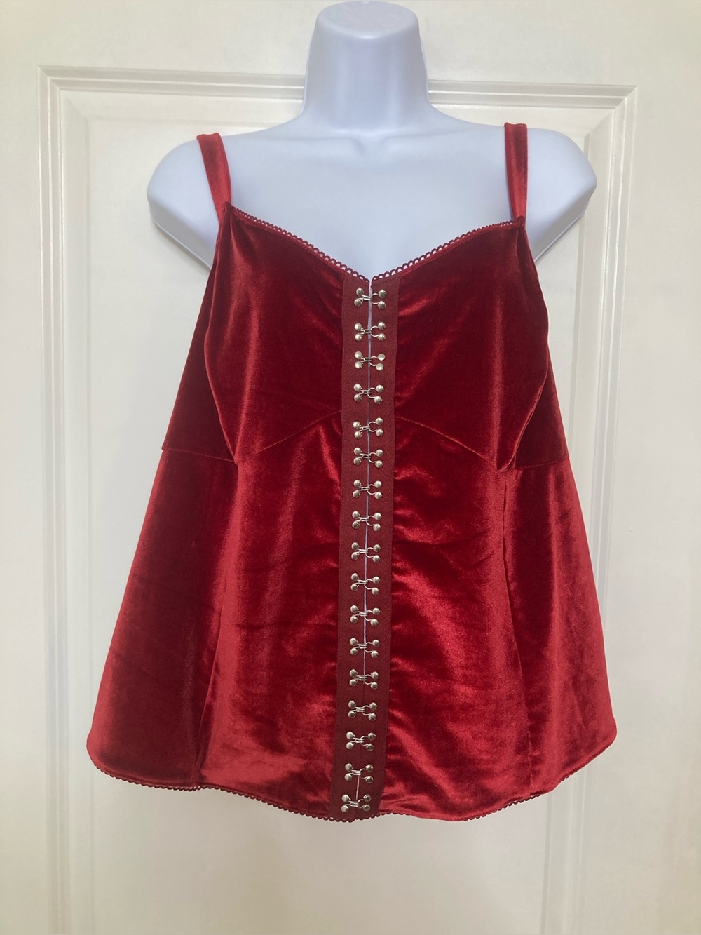Torrid Nightfall Gothic Red Velvet Hook & Eye Cami 1X Whimsygoth Renaissance NWT